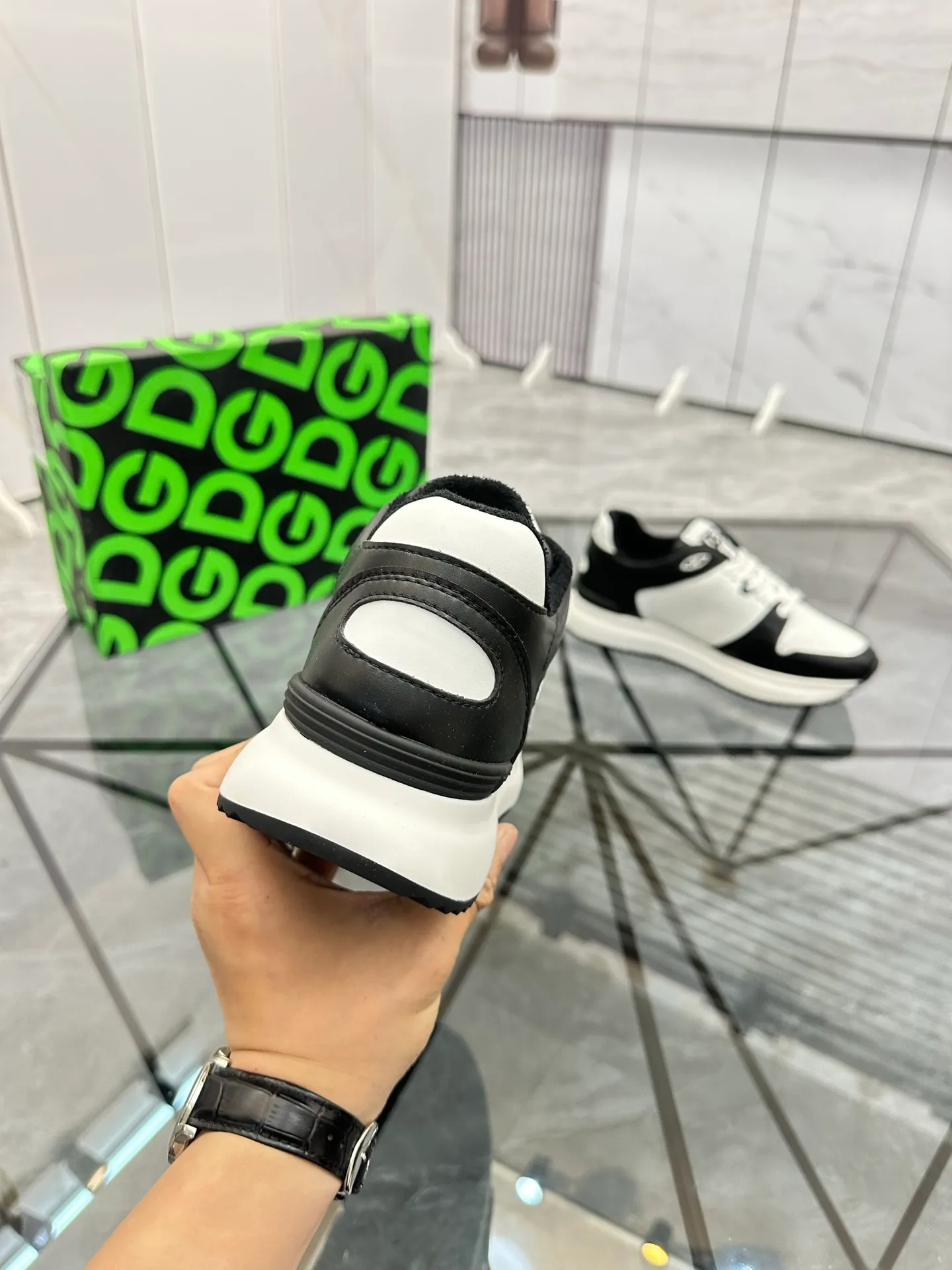 Men's shoes: 💰P500¥ Product trademark: DG "Dolce & Gabbana*" low-top sneakers Regular size: 38-44 (can be customized to 45.46.) Product materials: Upper imported cowhide stitching original material, breathable lining, original outsole. Number: 803